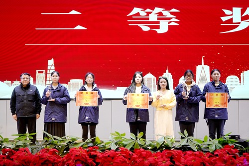鄭州市第五高級中學副校長袁世卓為獲獎節(jié)目頒獎