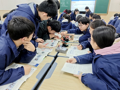 學生開展小組實驗探究活動
