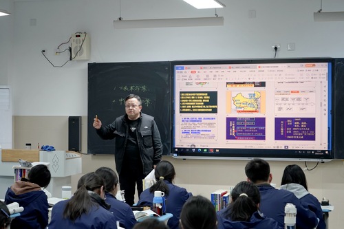 黨委書記陳峻授課