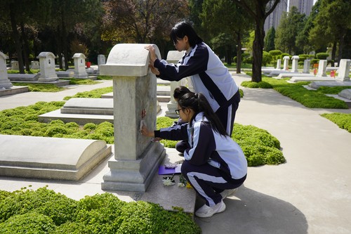 五高學(xué)子為革命先烈們擦拭墓碑2